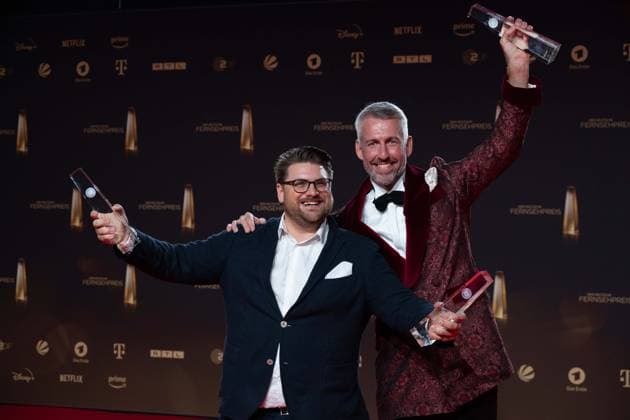 Preistraeger v.l. Andreass LECHNER, Redakteur, und Sebstian PUFPAFF, Moderator, Kategorie Beste Comedy Late Night, TV Total, Verleihung des Deutschen Fernsehpreises, Der Deutsche Fernsehpreis 2023, Deutscher Fernsehpreis 2023 in den MMC Studios Koeln, am 28.09.2023.