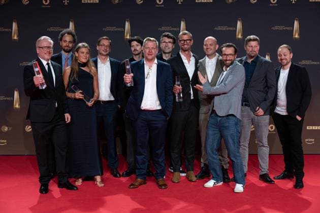 Preistraeger Joko WINTERSCHEIDT (5.v.r.) und sein Team Kategorie Beste Doku-Serie fuer Wer stiehlt mir die Show, Verleihung des Deutschen Fernsehpreises, Der Deutsche Fernsehpreis 2023, Deutscher Fernsehpreis 2023 in den MMC Studios Koeln, am 28.09.2023.
