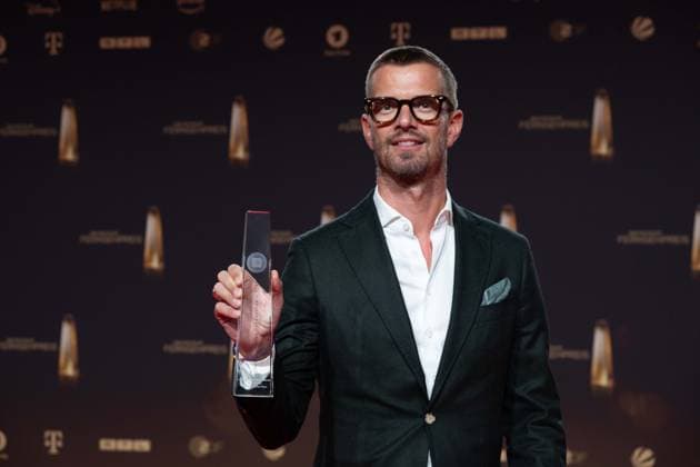 Preistraeger Joko WINTERSCHEIDT Kategorie Beste Doku-Serie fuer Wer stiehlt mir die Show, Verleihung des Deutschen Fernsehpreises, Der Deutsche Fernsehpreis 2023, Deutscher Fernsehpreis 2023 in den MMC Studios Koeln, am 28.09.2023.