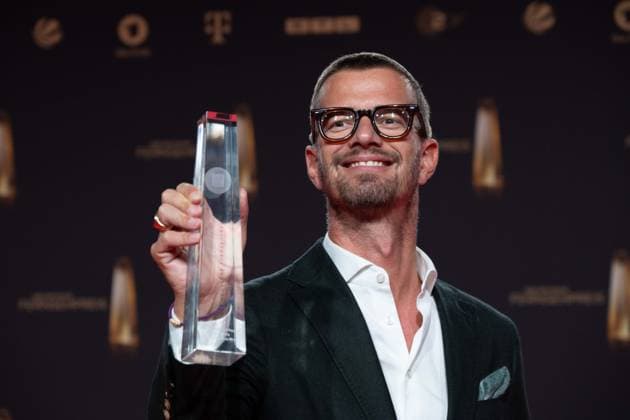 Preistraeger Joko WINTERSCHEIDT Kategorie Beste Doku-Serie fuer Wer stiehlt mir die Show, Verleihung des Deutschen Fernsehpreises, Der Deutsche Fernsehpreis 2023, Deutscher Fernsehpreis 2023 in den MMC Studios Koeln, am 28.09.2023.