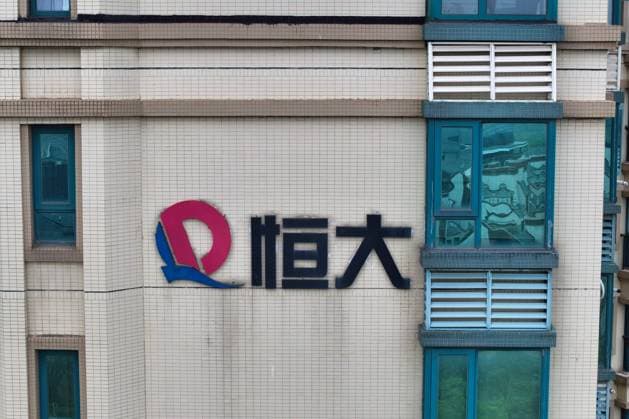 A Residential Area of Evergrande in Nanjing NANJING, CHINA - SEPTEMBER 29, 2023 - Photo taken on Sept 29, 2023 shows the LOGO of Evergrande at a residential area in Nanjing, East China s Jiangsu province. On the evening of September 28, 2023, China Evergrande issued an announcement saying that the company had received a notice from the relevant departments that Xu Jiayin, the executive director and chairman of the Board of directors of the company, had been taken compulsory measures according to law for suspected illegal crimes. Nanjing Jiangsu China  Copyright: xCFOTOx originalFilename: cfoto-aresiden230929_npuUH.jpg