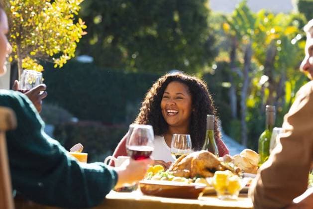 IMAGO Creative, Lifestyle, Frühling in der Stadt Happy diverse male and female friends talking during thanksgiving celebration meal in sunny garden Happy diverse male and female friends talking during thanksgiving celebration meal in sunny garden. Celebration, friendship, patriotism, american culture and tradition, unaltered., model released, , property released, Cape Town, South Africa, 07.09.2023, 4193349.jpg, people,happy,diverse,male and female,friend,talking,thanksgiving,celebration,meal,sunny,garden,friendship,patriotism,american culture,tradition,unaltered,holiday,patriotic,together,young,fun,dinner,nation,happiness,cheerful,friends,beautiful,lunch,summer,spring,party,food,smile,traditional,season,smiling,male,female,american,culture Mid Adult,Woman,Female,African American,Mature