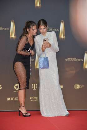 Sarah Engels und Cathy Hummels bei der Verleihung des Deutschen Fernsehpreises in Koeln 28.09. 2023
