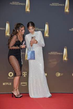 Sarah Engels und Cathy Hummels bei der Verleihung des Deutschen Fernsehpreises in Koeln 28.09. 2023