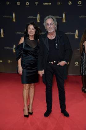 Hugo Egon Balder mit Frau Elena Balder bei der Verleihung des Deutschen Fernsehpreises in Koeln 28.09. 2023