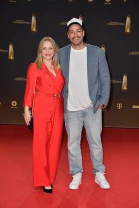 Jasmin Schwiers und Ehemann Jan van Weydebei der Verleihung des Deutschen Fernsehpreises in Koeln 28.09. 2023