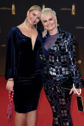 Katia Convents mit Tochter Catharina bei der Verleihung des Deutschen Fernsehpreises 2023 in den MMC Studios. Köln, 28.09.2023