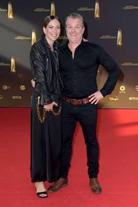 Andre Dietz mit Ehefrau Shari Dietz bei der Verleihung des Deutschen Fernsehpreises 2023 in den MMC Studios. Köln, 28.09.2023