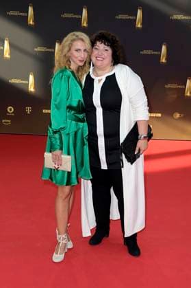 Meltem Kaptan mit Schwester Derya bei der Verleihung des Deutschen Fernsehpreises 2023 in den MMC Studios. Köln, 28.09.2023