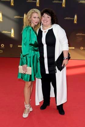 Meltem Kaptan mit Schwester Derya bei der Verleihung des Deutschen Fernsehpreises 2023 in den MMC Studios. Köln, 28.09.2023