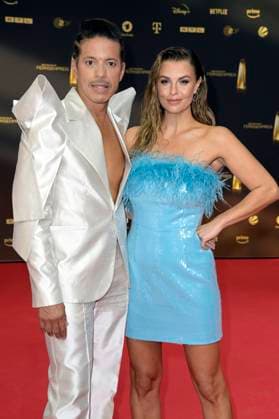Jorge Gonzalez und Laura Wontorra bei der Verleihung des Deutschen Fernsehpreises 2023 in den MMC Studios. Köln, 28.09.2023