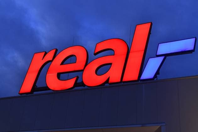 Supermarktkette Real muss wohl Insolvenz anmelden. ARCHIVFOTO: Real oÂ Rund 30 Maerkte werden nach Verkauf geschlossen. Rund 30 der noch bestehenden 276 Real-Maerkte sollen nach dem bevorstehenden Verkauf der Supermarktkette an den Finanzinvestor SCP geschlossen werden. Supermarkt in Muenchen Freimann,Aussenansicht, Abendstimmung am 14.02.2020. *** Supermarket chain Real must probably file for insolvency ARCHIVFOTO Real oÂ Around 30 stores will be closed after sale Around 30 of the 276 Real stores still in existence are to be closed after the imminent sale of the supermarket chain to financial investor SCP Supermarket in Munich Freimann,exterior view, evening mood on 14 02 2020