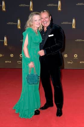 Wolfram Kons mit Ehefrau Alexa Apermann bei der Verleihung des Deutschen Fernsehpreises 2023 in den MMC Studios. Köln, 28.09.2023