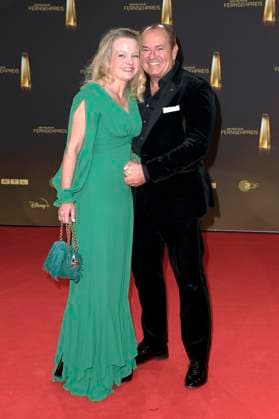 Wolfram Kons mit Ehefrau Alexa Apermann bei der Verleihung des Deutschen Fernsehpreises 2023 in den MMC Studios. Köln, 28.09.2023