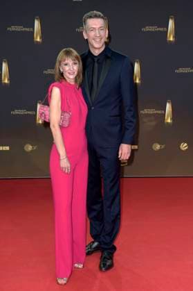 Steffen Hallaschka mit Ehefrau Anne-Katrin Hallaschka bei der Verleihung des Deutschen Fernsehpreises 2023 in den MMC Studios. Köln, 28.09.2023