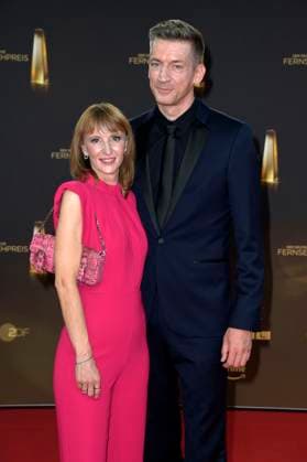 Steffen Hallaschka mit Ehefrau Anne-Katrin Hallaschka bei der Verleihung des Deutschen Fernsehpreises 2023 in den MMC Studios. Köln, 28.09.2023