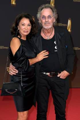 Hugo Egon Balder mit Ehefrau Elena Balder bei der Verleihung des Deutschen Fernsehpreises 2023 in den MMC Studios. Köln, 28.09.2023