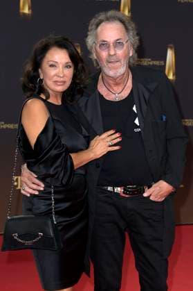 Hugo Egon Balder mit Ehefrau Elena Balder bei der Verleihung des Deutschen Fernsehpreises 2023 in den MMC Studios. Köln, 28.09.2023