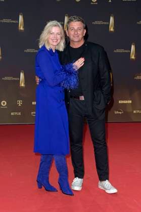 Hans Sigl mit Ehefrau Susanne Sigl bei der Verleihung des Deutschen Fernsehpreises 2023 in den MMC Studios. Köln, 28.09.2023
