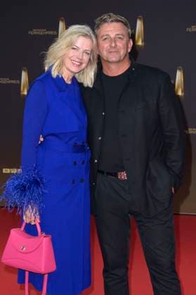 Hans Sigl mit Ehefrau Susanne Sigl bei der Verleihung des Deutschen Fernsehpreises 2023 in den MMC Studios. Köln, 28.09.2023