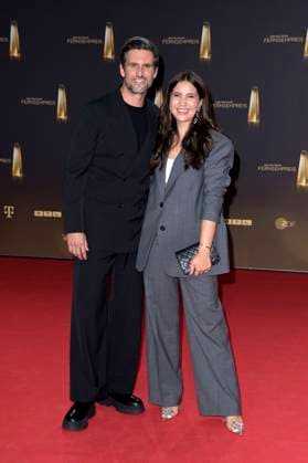 Tom Beck mit Ehefrau Chryssanthi Kavazi bei der Verleihung des Deutschen Fernsehpreises 2023 in den MMC Studios. Köln, 28.09.2023