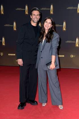 Tom Beck mit Ehefrau Chryssanthi Kavazi bei der Verleihung des Deutschen Fernsehpreises 2023 in den MMC Studios. Köln, 28.09.2023