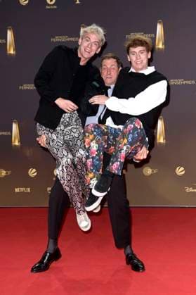 Emil Belton, Marc Hosemann und Oskar Belton bei der Verleihung des Deutschen Fernsehpreises 2023 in den MMC Studios. Köln, 28.09.2023
