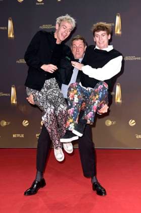 Emil Belton, Marc Hosemann und Oskar Belton bei der Verleihung des Deutschen Fernsehpreises 2023 in den MMC Studios. Köln, 28.09.2023