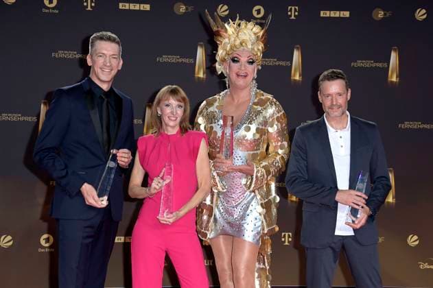 Steffen Hallaschka, Anne-Katrin Hallaschka, Olivia Jones und Thorsten Gieselmann bei der Verleihung des Deutschen Fernsehpreises 2023 in den MMC Studios. Köln, 28.09.2023