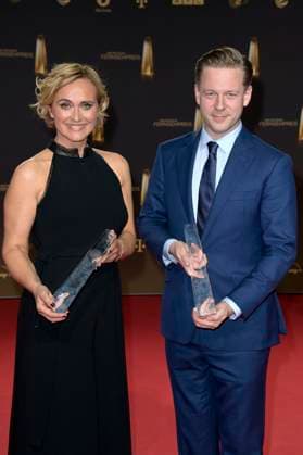 Caren Miosga und Helge Fuhst bei der Verleihung des Deutschen Fernsehpreises 2023 in den MMC Studios. Köln, 28.09.2023