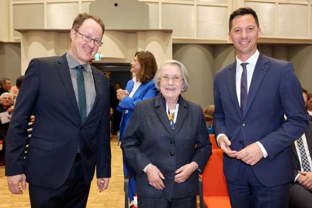 v. li. Intendant der Philharmonie Suedwestfalen (Südwestfalen) Michael Nassauer, Barbara Lambrecht-Schadeberg und Landrat Andreas Mueller (Müller) (SPD), Offizielle Eroeffnung (Eröffnung), neuer Probesaal, neues Probehaus, Haus der Musik der Philharmonie Suedwestfalen (Südwestfalen) in der Oranienstrasse in Siegen Philharmonie Suedwestfalen Haus der Musik am 28.09.2023 in Siegen Deutschland. NUTZUNG NUR REDAKTIONELL