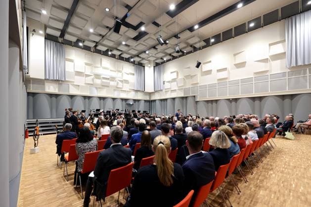Landrat Andreas Mueller (Müller) (SPD) (Mi.) spricht zu den Gaesten (Gästen), Offizielle Eroeffnung (Eröffnung), neuer Probesaal, neues Probehaus, Haus der Musik der Philharmonie Suedwestfalen (Südwestfalen) in der Oranienstrasse in Siegen Philharmonie Suedwestfalen Haus der Musik am 28.09.2023 in Siegen Deutschland. NUTZUNG NUR REDAKTIONELL