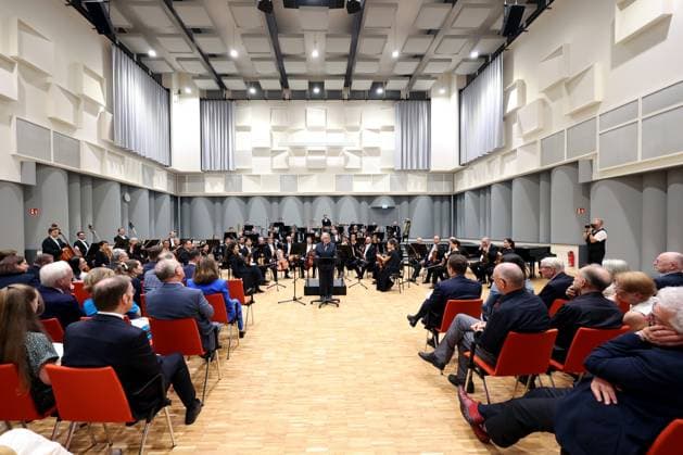 Barbara Lambrecht-Schadeberg (Mi.) spricht zu den Gaesten (Gästen), Offizielle Eroeffnung (Eröffnung), neuer Probesaal, neues Probehaus, Haus der Musik der Philharmonie Suedwestfalen (Südwestfalen) in der Oranienstrasse in Siegen Philharmonie Suedwestfalen Haus der Musik am 28.09.2023 in Siegen Deutschland. NUTZUNG NUR REDAKTIONELL