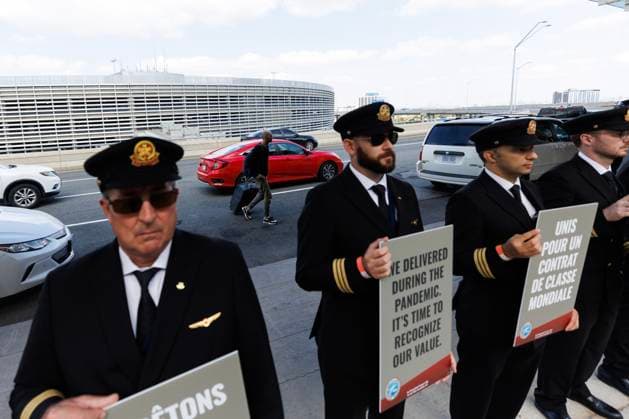 September 29, 2023, TORONTO, ON, Canada: Air Canada pilots stage a demonstration outside Pearson International Airport in Toronto, as the union is calling for an updated contract for the pilots, Friday, Sept. 29, 2023. TORONTO Canada  - ZUMAc35_ 20230929_zaf_c35_043 Copyright: xColexBurstonx