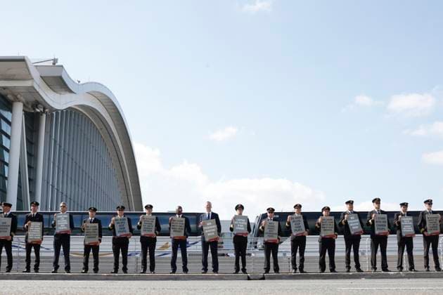September 29, 2023, TORONTO, ON, Canada: Air Canada pilots stage a demonstration outside Pearson International Airport in Toronto, as the union is calling for an updated contract for the pilots, Friday, Sept. 29, 2023. TORONTO Canada  - ZUMAc35_ 20230929_zaf_c35_048 Copyright: xColexBurstonx