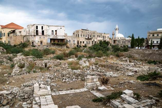 Cityscape with mosque and ruins with dramatic cloudscape in Tyre, Sour, Lebanon Cityscape with mosque and ruins with dark dramatic cloudscape in Tyre, Sour, Lebanon Copyright: xZoonar.com LoesxKieboomx 15648377