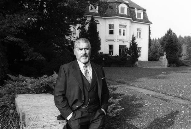 Mario Adorf (Schauspieler) 09 88 rag Mario Adorf im Mai 1991 am Rande von Dreharbeiten zu Rosamunde Deutschland deutsch deutscher Mann Schauspiel Film Spielfilm Kino Theater Bühne Autor TV Fernsehen german actor author writer quer halb stehend neutral draußen Hände in Hosentaschen sw *** Mario Adorf actor 09 88 rag Mario Adorf in May 1991 on the sidelines of filming Rosamunde Germany german german man acting movie feature film cinema theater stage author TV television german actor author writer cross half standing neutral outside hands in trouser pockets bw