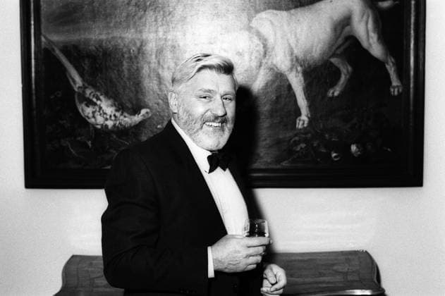 Mario Adorf (Schauspieler) 01 87 rag Mario Adorf im Januar 1987 Deutschland deutsch deutscher Mann Schauspiel Film Spielfilm Kino Theater Bühne Autor TV Fernsehen Fernsehfilm german actor author writer quer halb stehend lächelnd Glas haltend Gemälde sw *** Mario Adorf actor 01 87 rag Mario Adorf in january 1987 germany german german man acting film feature cinema theater stage author tv television film german actor author writer cross half standing smiling glass holding painting bw