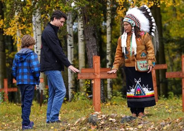 News Themen der Woche KW39 September 30, 2023, La Ronge, SK, Canada: Prime Minister Justin Trudeau, left, and Lac La Ronge Indian Band Chief Tammy Cook-Searson, right, hold onto a grave marker on National Day for Truth and Reconciliation in La Ronge, Sask., on Saturday, September 30, 2023. La Ronge Canada - ZUMAc35_ 20230930_zaf_c35_026 Copyright: xHeywoodxYux
