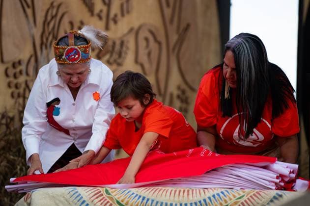 September 30, 2023, Ottawa, ON, Canada: University of Ottawa Chancellor Claudette Commanda, left, helps fold the memorial cloth banner during a Remembering the Children event marking the third annual National Day for Truth and Reconciliation on Parliament Hill in Ottawa, on Saturday, Sept. 30, 2023. Ottawa Canada  - ZUMAc35_ 20230930_zaf_c35_088 Copyright: xSpencerxColbyx
