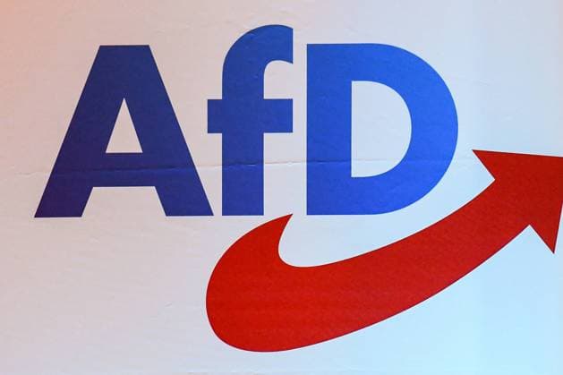 GER, Wahlkampfveranstaltung der AfD in Kaufbeuren-Neugablonz 30.09.2023, Gablonzer Haus, Kaufbeuren-Neugablonz, GER, Wahlkampfveranstaltung der AfD in Kaufbeuren-Neugablonz, eine Woche vor der Landtagswahl in Bayern intensivieren alle Parteien nochmals ihren Wahlkampf. In Neugablonz treten vor ca 400 Menschen neben den lokalen Kandidaten auch die Spitzenkandidatin der AfD in Bayern, sowie der Fraktionsvorsitzende der AfD in Thueringen auf. Zeitgleich findet vor dem Veranstaltungort eine Gegendemonstration statt. im Bild AfD Logo, Symbolfoto *** GER, election campaign event of the AfD in Kaufbeuren Neugablonz 30 09 2023, Gablonzer Haus, Kaufbeuren Neugablonz, GER, election campaign event of the AfD in Kaufbeuren Neugablonz, one week befo nordphoto GmbHxHafner nph00200