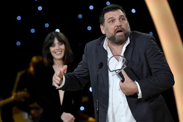 Vicky Luengo und Hovik Keuchkerian bei der Preisverleihung auf dem 71. Internationalen Filmfestival San Sebastian Festival Internacional de Cine de San Sebastian im Kursaal. San Sebastian, 30.09.2023