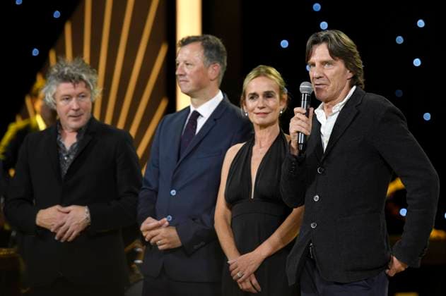 Aidan Gillen, Neil Forsyth, Sandrine Bonnaire und James Marsh bei der Preisverleihung auf dem 71. Internationalen Filmfestival San Sebastian Festival Internacional de Cine de San Sebastian im Kursaal. San Sebastian, 30.09.2023