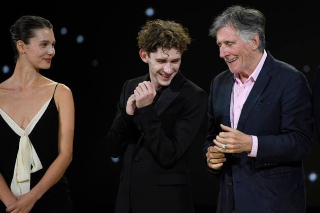 Leonie Lojkine, Fionn O Shea und Gabriel Byrne bei der Preisverleihung auf dem 71. Internationalen Filmfestival San Sebastian Festival Internacional de Cine de San Sebastian im Kursaal. San Sebastian, 30.09.2023