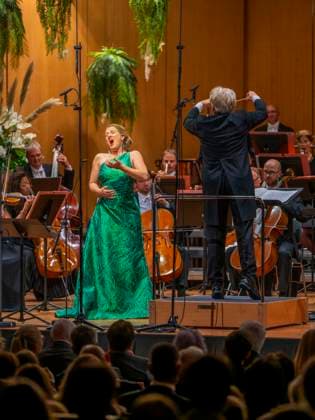 30.09.2023, Internationales Klassikfestival: Festival der Nationen 2023, im Kurhaus Bad Wörishofen im Unterallgäu, Sopranistin Diana Damrau (GER) mit dem Münchner Rundfunkorchester. 30.09.2023, Klassikfestival Bad Wörishofen 30.09.2023, Klassikfestival Bad Wörishofen