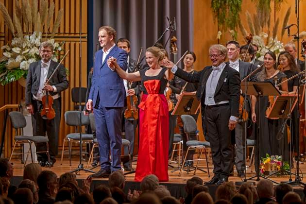 30.09.2023, Internationales Klassikfestival: Festival der Nationen 2023, im Kurhaus Bad Wörishofen im Unterallgäu, Opernsänger Tarek Nazmi (li, Bass) und Sopranistin Diana Damrau (mitte, GER) mit dem Münchner Rundfunkorchester und Dirigent Pavel Baleff (re). 30.09.2023, Klassikfestival Bad Wörishofen 30.09.2023, Klassikfestival Bad Wörishofen