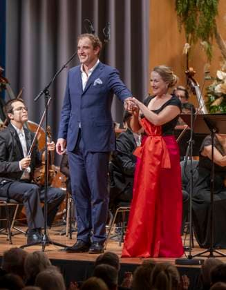 30.09.2023, Internationales Klassikfestival: Festival der Nationen 2023, im Kurhaus Bad Wörishofen im Unterallgäu, Opernsänger Tarek Nazmi (li, Bass) und Sopranistin Diana Damrau (re, GER) mit dem Münchner Rundfunkorchester 30.09.2023, Klassikfestival Bad Wörishofen 30.09.2023, Klassikfestival Bad Wörishofen