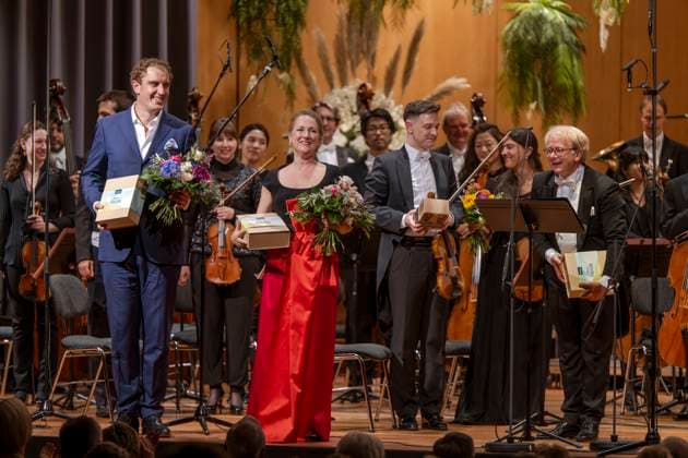 30.09.2023, Internationales Klassikfestival: Festival der Nationen 2023, im Kurhaus Bad Wörishofen im Unterallgäu, Opernsänger Tarek Nazmi (li, Bass) und Sopranistin Diana Damrau (mitte, GER) mit dem Münchner Rundfunkorchester und Dirigent Pavel Baleff (re). 30.09.2023, Klassikfestival Bad Wörishofen 30.09.2023, Klassikfestival Bad Wörishofen