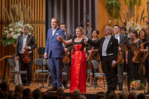 30.09.2023, Internationales Klassikfestival: Festival der Nationen 2023, im Kurhaus Bad Wörishofen im Unterallgäu, Opernsänger Tarek Nazmi (li, Bass) und Sopranistin Diana Damrau (mitte, GER) mit dem Münchner Rundfunkorchester und Dirigent Pavel Baleff (re). 30.09.2023, Klassikfestival Bad Wörishofen 30.09.2023, Klassikfestival Bad Wörishofen