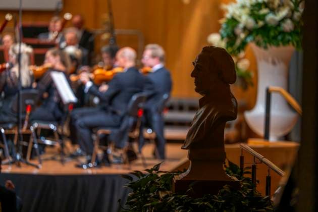30.09.2023, Internationales Klassikfestival: Festival der Nationen 2023, im Kurhaus Bad Wörishofen im Unterallgäu, Münchner Rundfunkorchester, Pfarrer Kneipp Büste am Rand 30.09.2023, Klassikfestival Bad Wörishofen 30.09.2023, Klassikfestival Bad Wörishofen